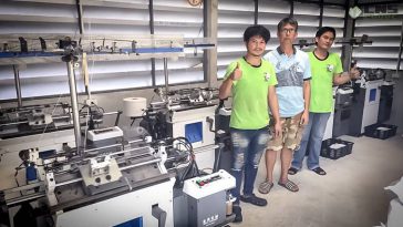 คุณพนาเพิ่มเครื่องทอถุงมือ